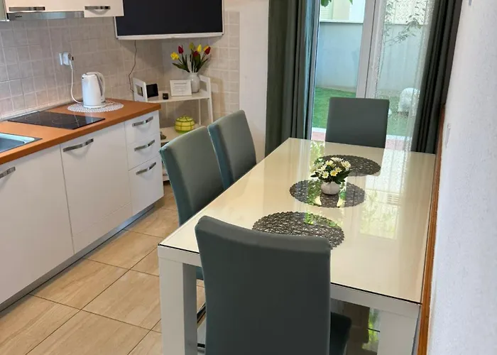 Sea Life With Terrace And Barbecue Апартаменти Макарська