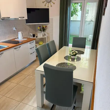 Sea Life With Terrace And Barbecue Lägenhet Makarska